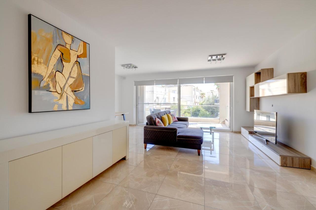 Marvellous 3Br Apartment In Central St Julians سانت جوليان المظهر الخارجي الصورة