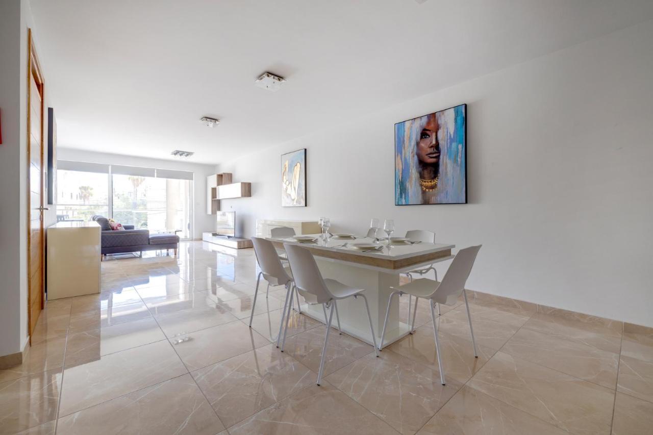 Marvellous 3Br Apartment In Central St Julians سانت جوليان المظهر الخارجي الصورة