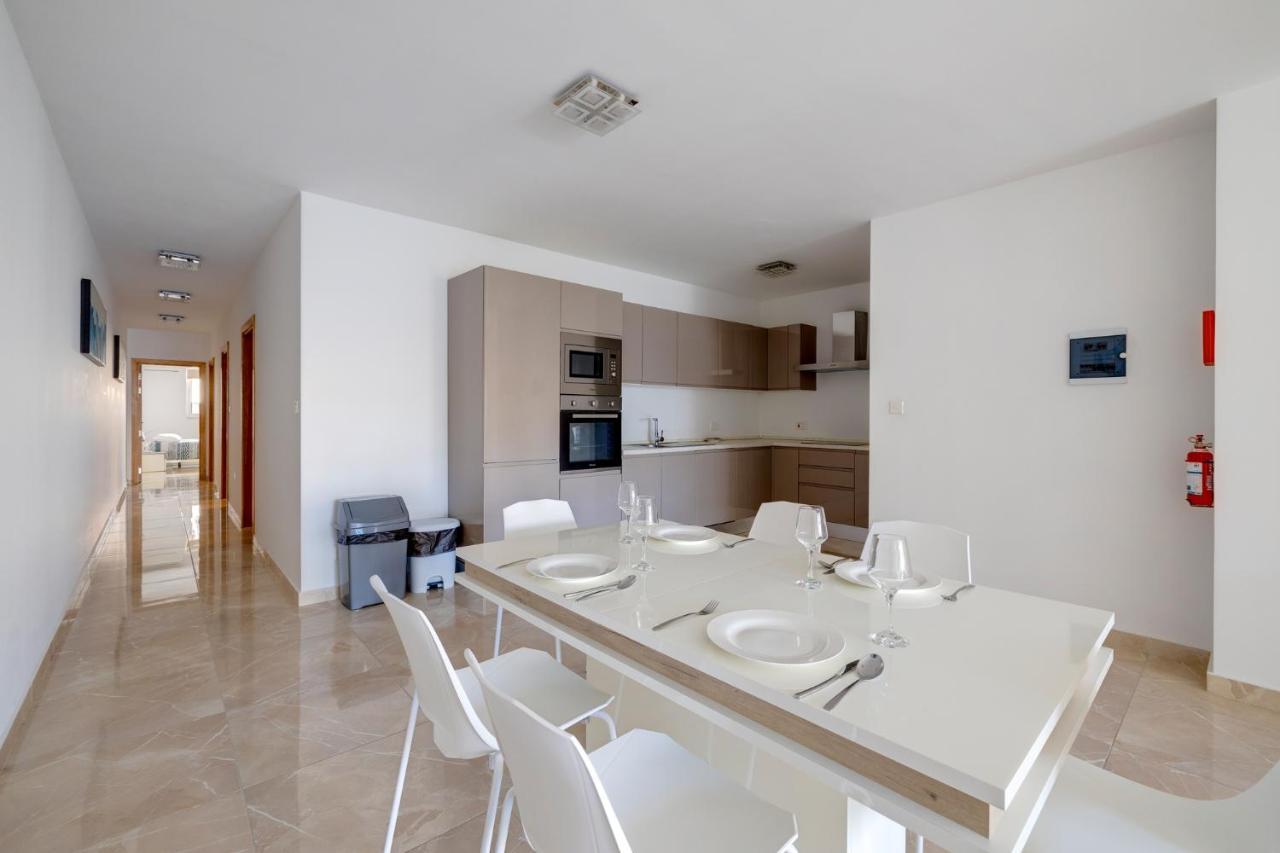 Marvellous 3Br Apartment In Central St Julians سانت جوليان المظهر الخارجي الصورة