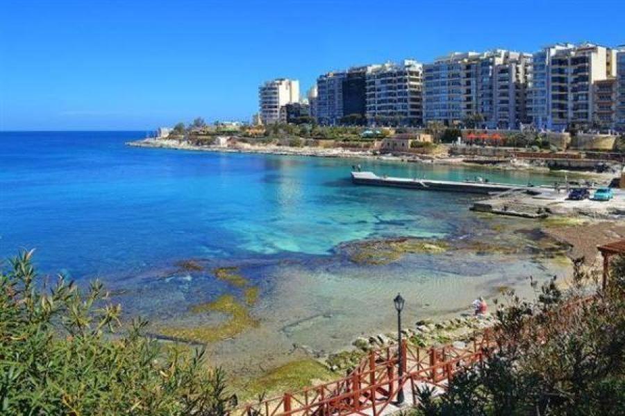 Marvellous 3Br Apartment In Central St Julians سانت جوليان المظهر الخارجي الصورة