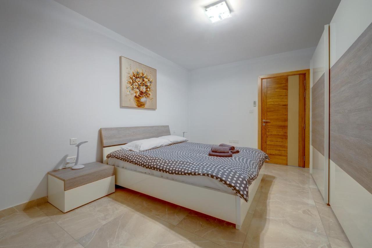 Marvellous 3Br Apartment In Central St Julians سانت جوليان المظهر الخارجي الصورة