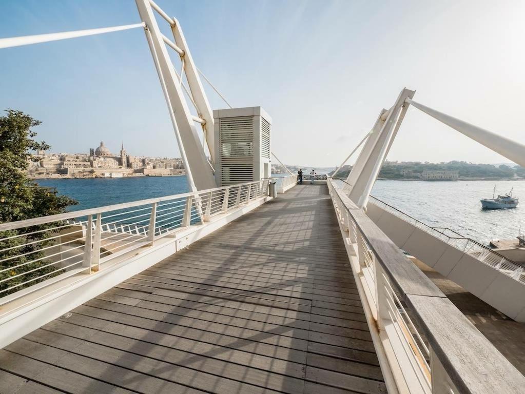 Marvellous 3Br Apartment In Central St Julians سانت جوليان المظهر الخارجي الصورة