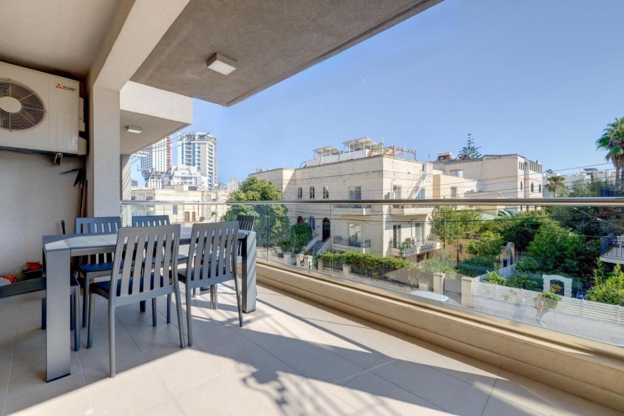 Marvellous 3Br Apartment In Central St Julians سانت جوليان المظهر الخارجي الصورة